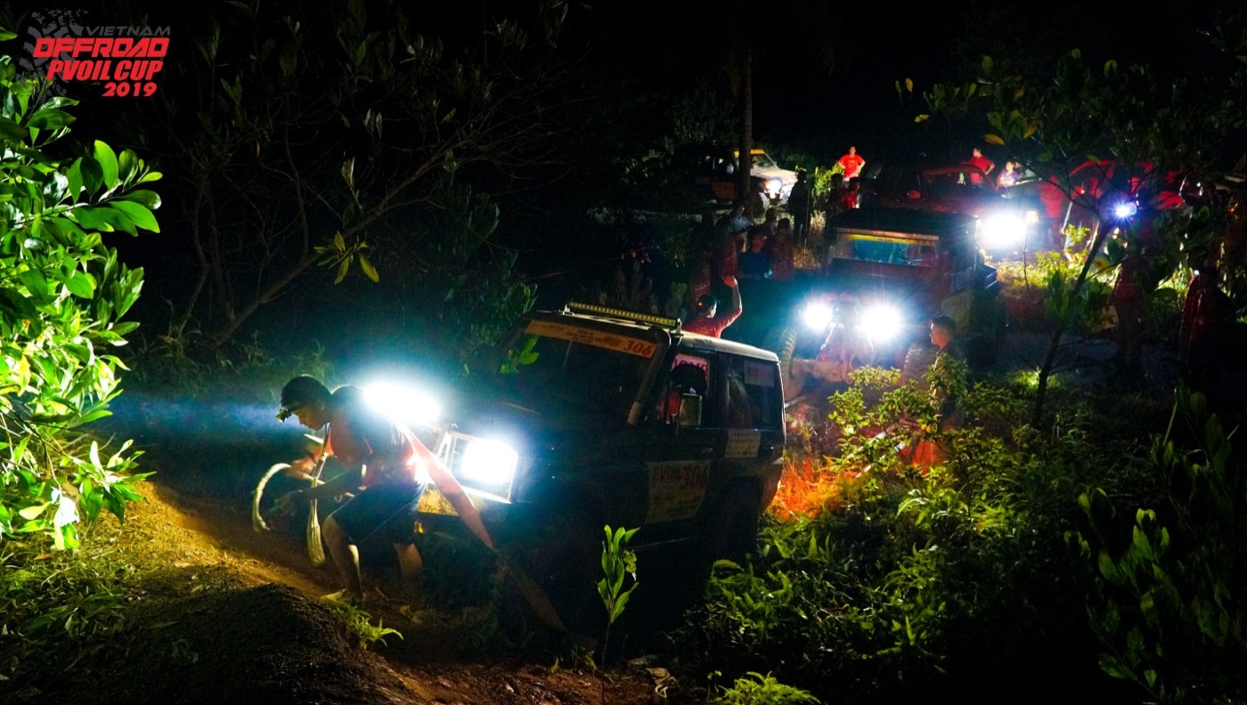 Xe thi đấu bài Adventure ban đêm