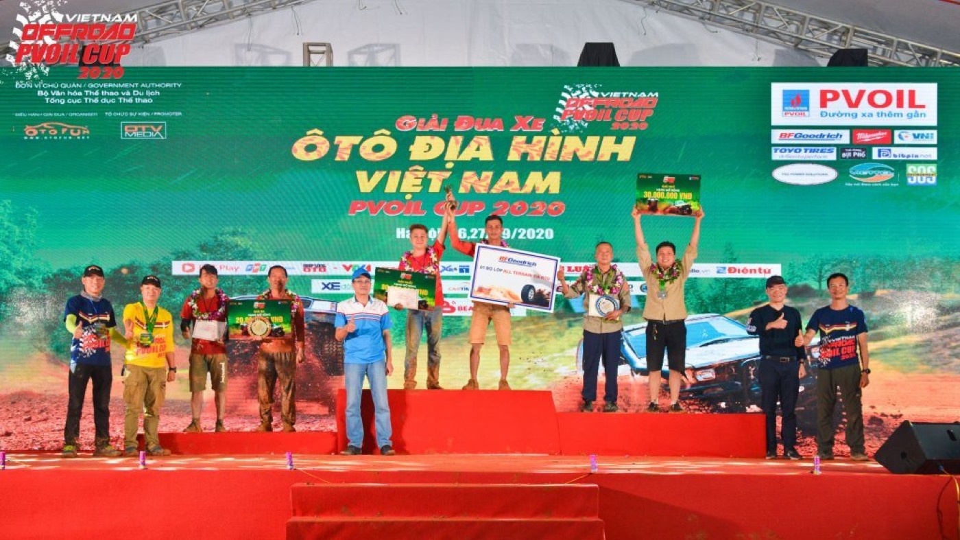 Lễ trao giải hạng Mở Rộng (đội vô địch A.B.04X4) trên sân khấu