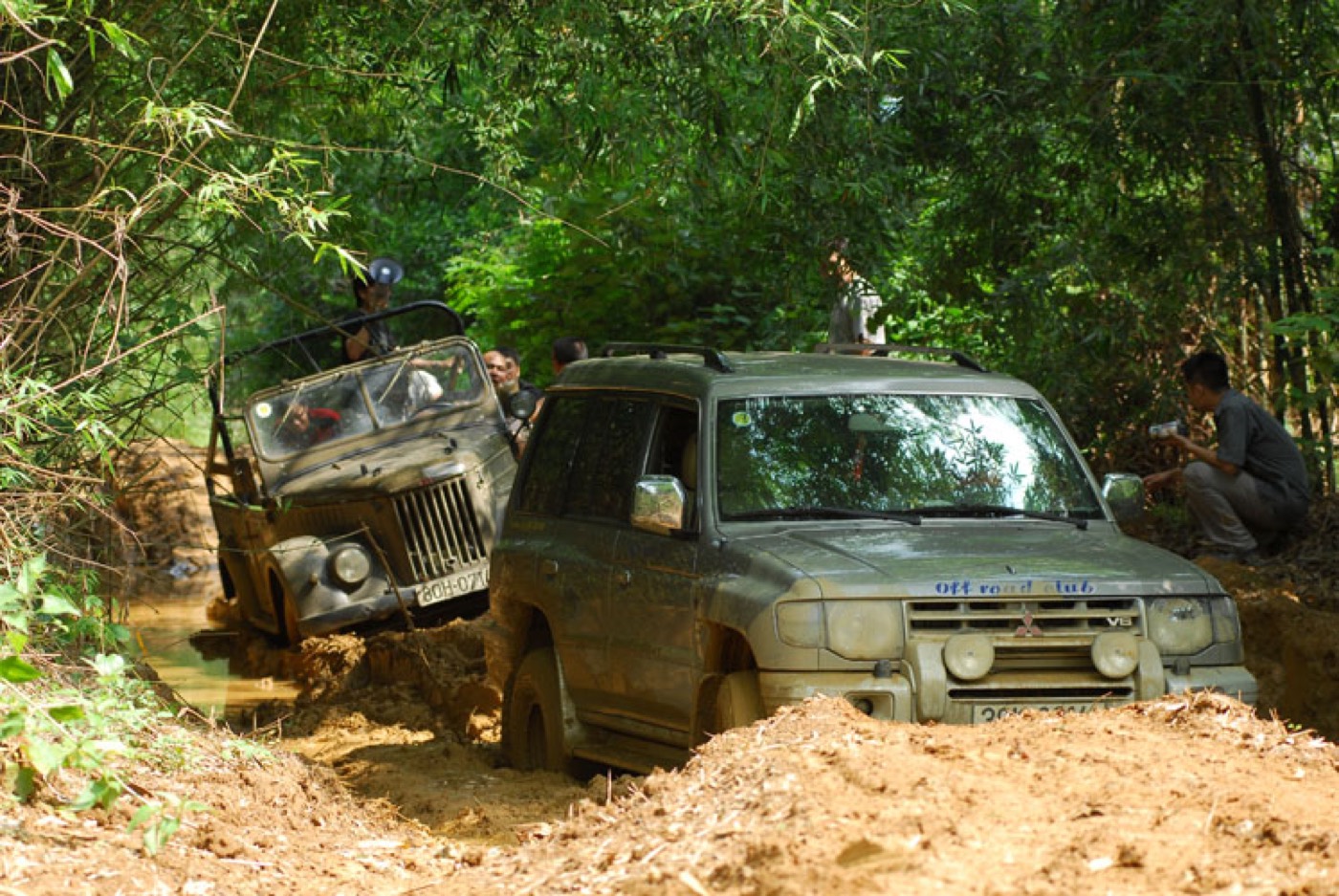 Cảnh Safety Car "bó tay", phải nhờ cứu hộ khác